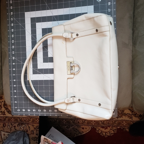 Gorgeous Ri2k Winter White Purse - Picture 7 of 9